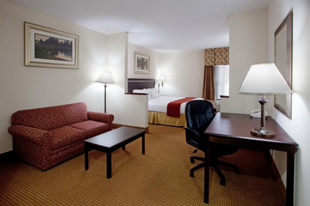 Lexington Inn and Suites Image 12